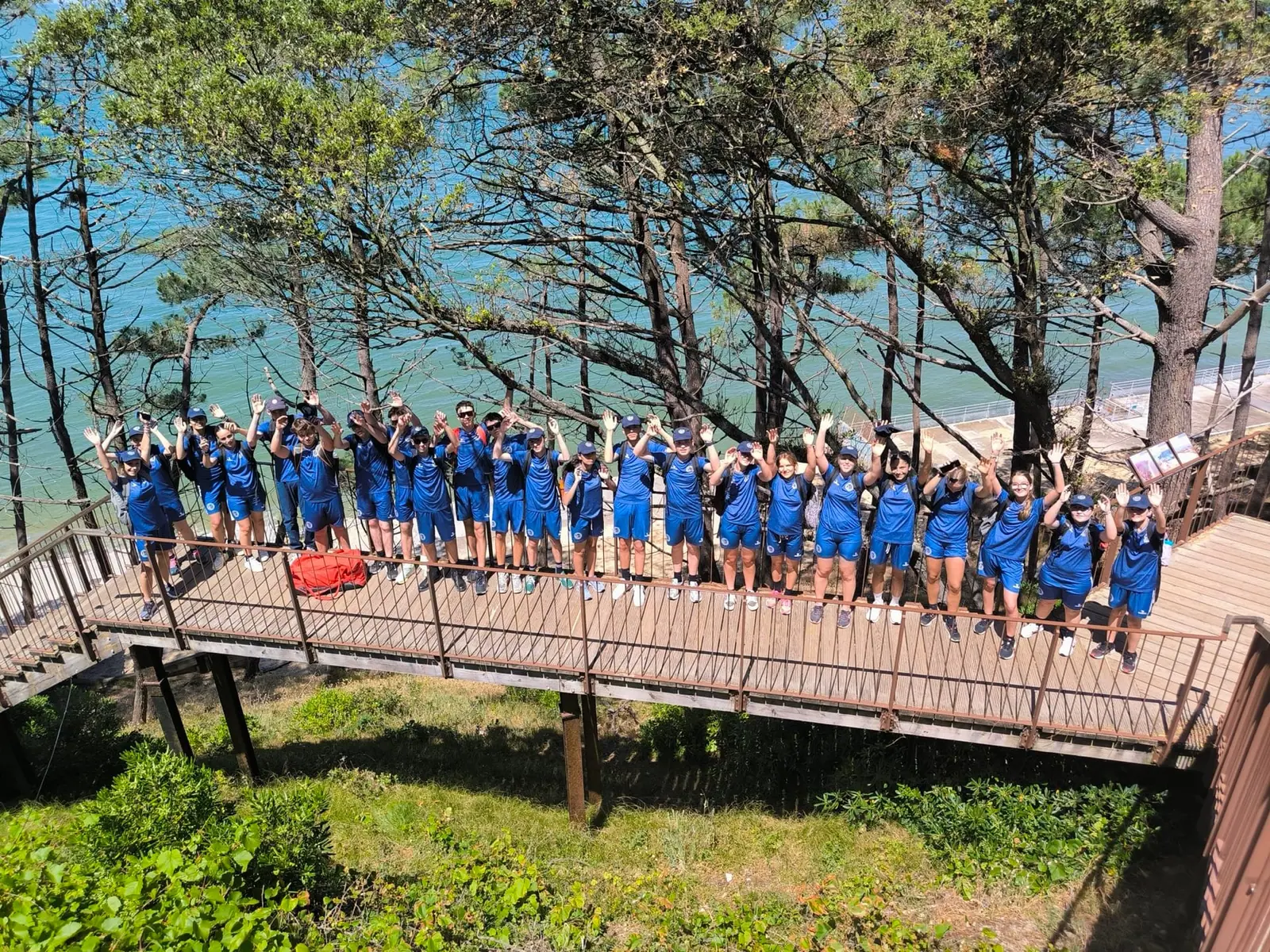 Les Cadets alignés sur la passerelle du Bassin d'Arcachon, bras levés