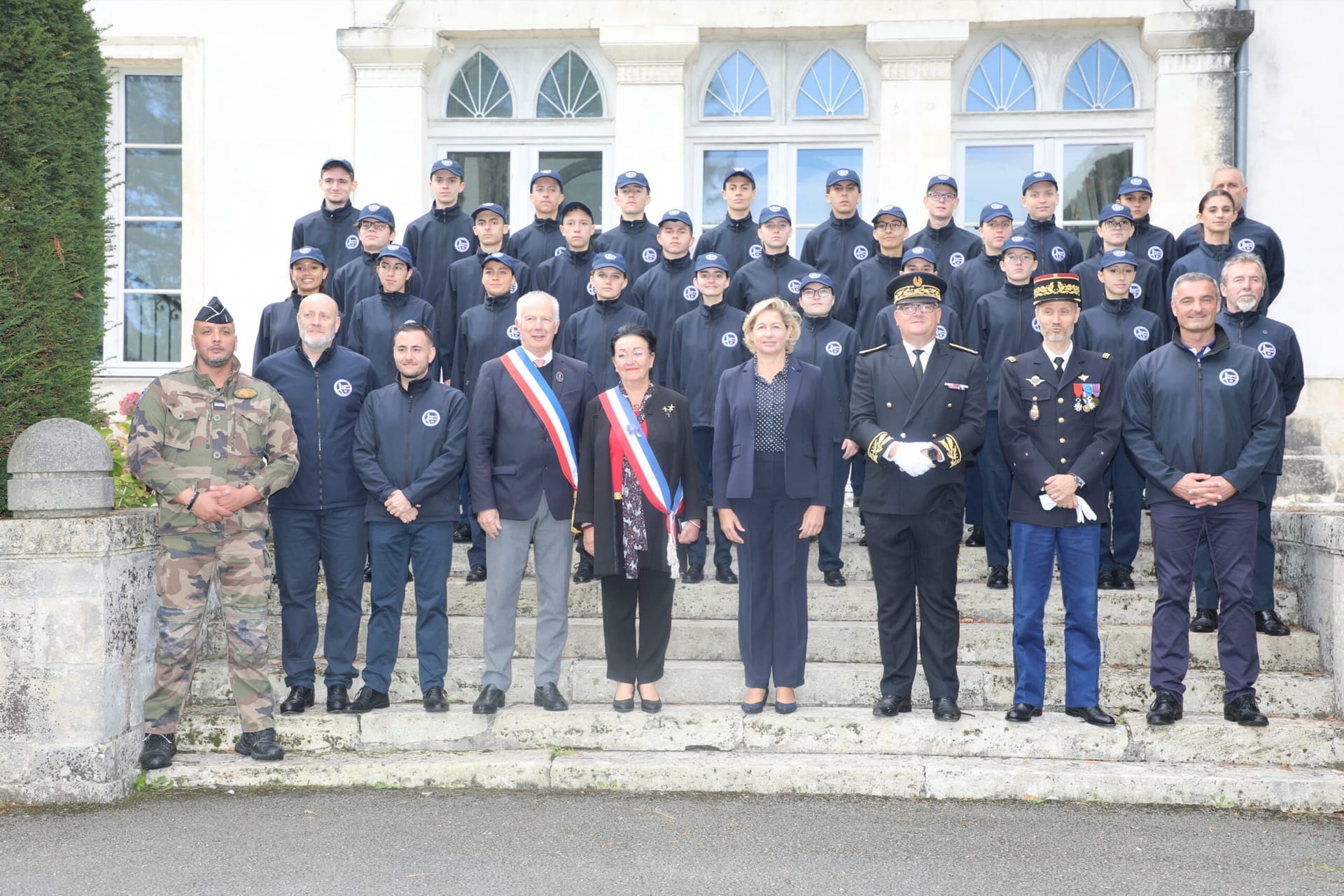 La promotion au complet avec le préfet, le colonel de groupement et les élus de la Gironde