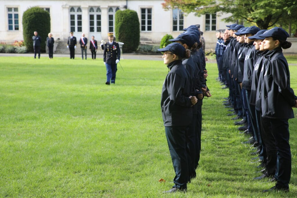 Les cadets de la 5e promotion au garde-à-vous sur la pelouse de la Caserne Battesti à Mérignac, le jour de la cérémonie d'installation